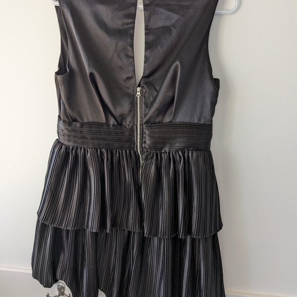 Medium black mini dress - Picture 2 of 4